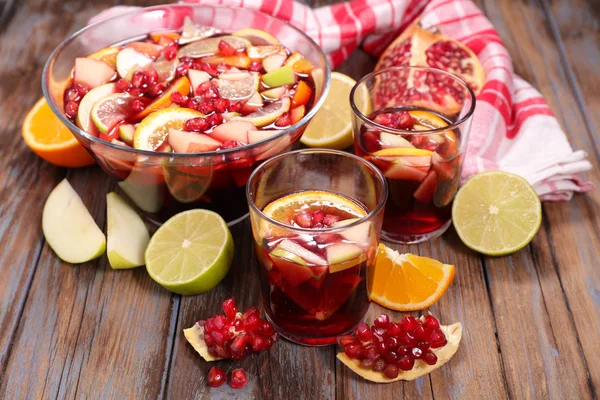 Cocktail with alcohol and fruits — Stock Photo, Image