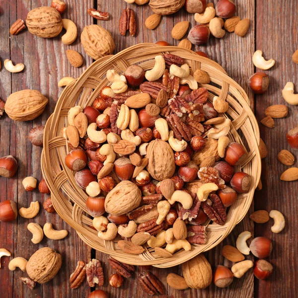 kabın içinde çeşitli fındık