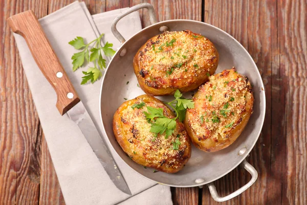 Potatoes with cheese and bacon — Stock Photo, Image