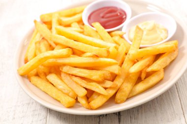 Ahşap arka planda patates kızartması