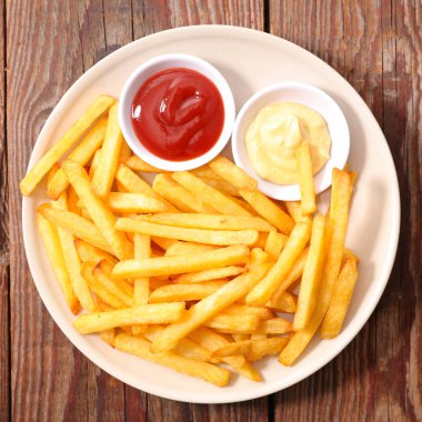 Ahşap arka planda patates kızartması
