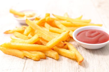 Ahşap arka planda patates kızartması