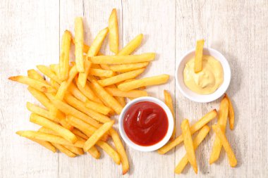 Ahşap arka planda patates kızartması