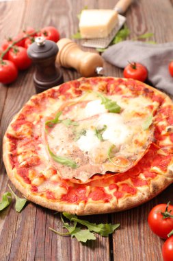 lokanta. Malzemelerle pizza