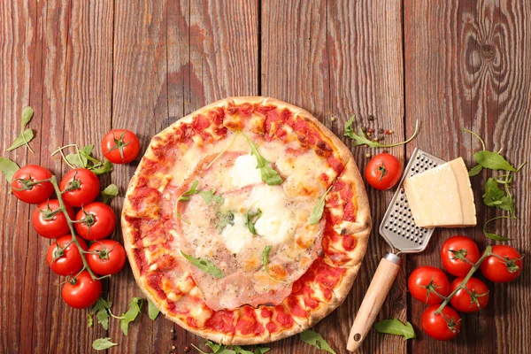 Fast food. Pizza con ingredienti — Foto Stock