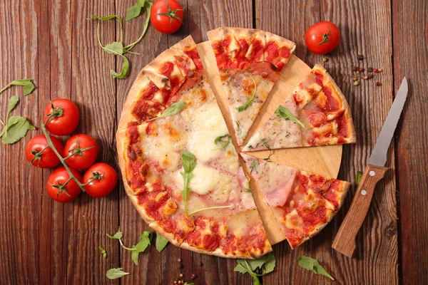 Fast food. Pizza com ingredientes — Fotografia de Stock