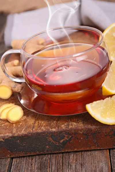 Copo de vidro de gengibre e chá de limão — Fotografia de Stock