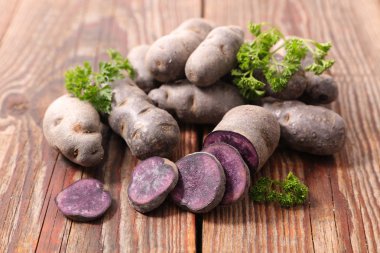 Çiğ mor patates