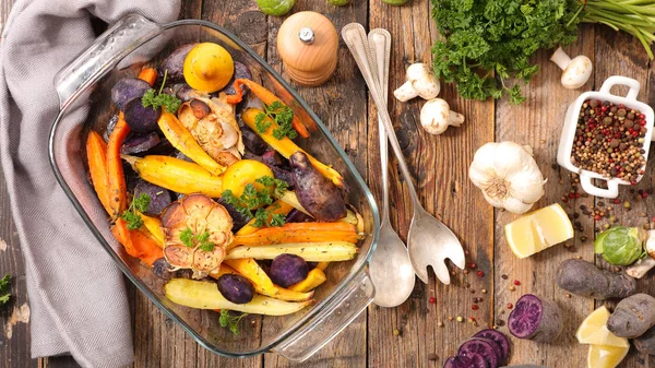 Roasted vegetables in glass pan — Stock Photo, Image