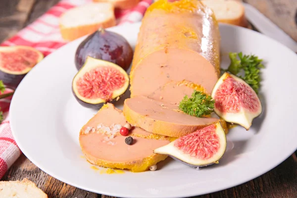 Foie gras auf weißem Teller — Stockfoto