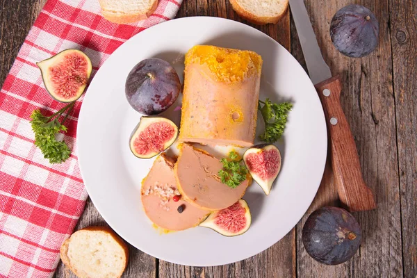 Foie gras auf weißem Teller — Stockfoto