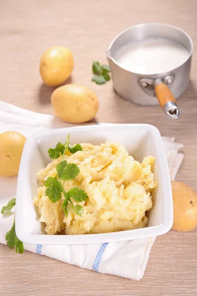 Mosad potatis i vit skål — Stockfoto