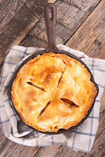 Tarte aux pommes dans la casserole — Photo