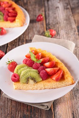 Meyve pasta beyaz plaka