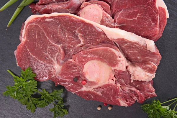 Сире м'ясо на чорній дошці — стокове фото