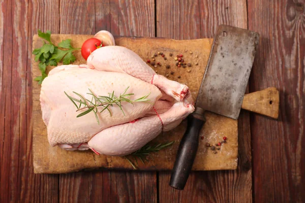 Pollo intero pronto per la cottura — Foto Stock