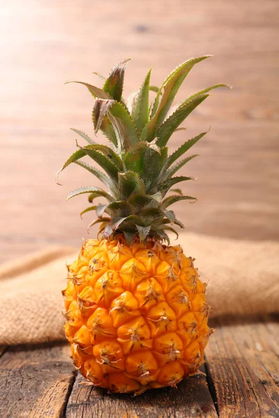 新鮮な熟したパイナップル — ストック写真