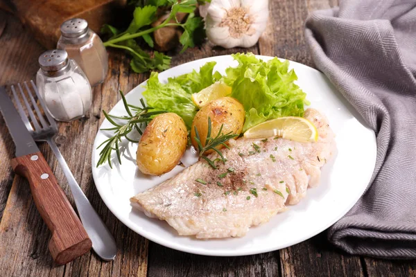Печеная рыба с картошкой — стоковое фото