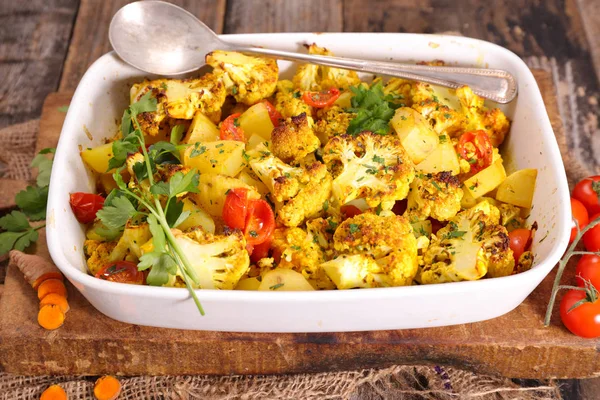 Baked cauliflower with cream and curcuma — Stock Photo, Image