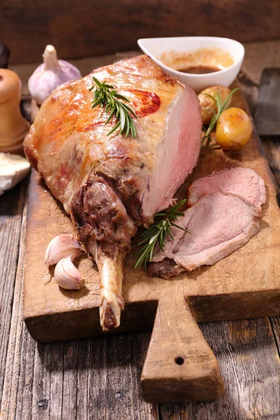 Gamba di agnello arrosto — Foto Stock