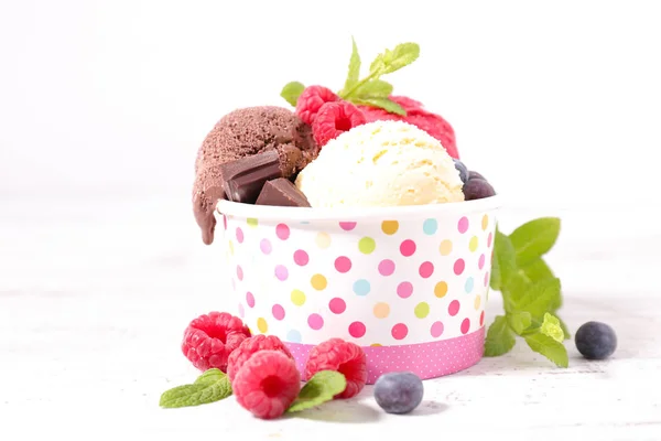甜甜的冰淇淋在碗里 — 图库照片