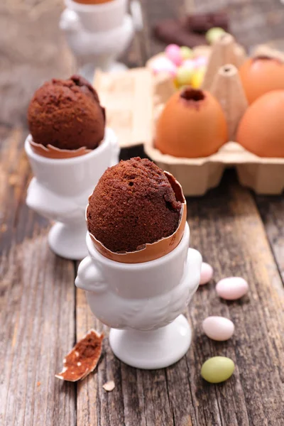 Пасхальный десерт, шоколадные яйца — стоковое фото