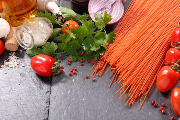 Rohe Spaghetti mit Zutat — Stockfoto