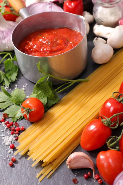 Espaguete cru com molho de tomate — Fotografia de Stock