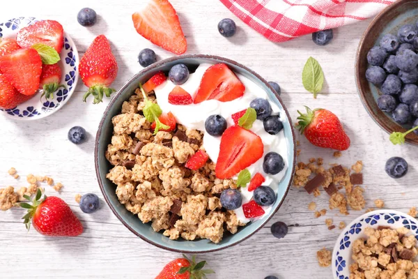 Gesundes Frühstück mit Joghurt — Stockfoto