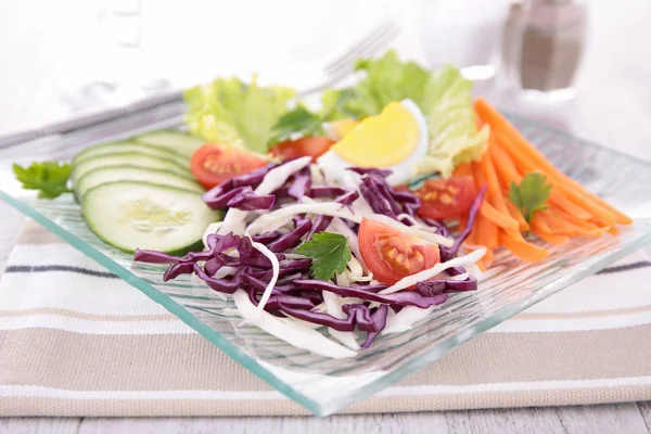 Taze sebze salatası.