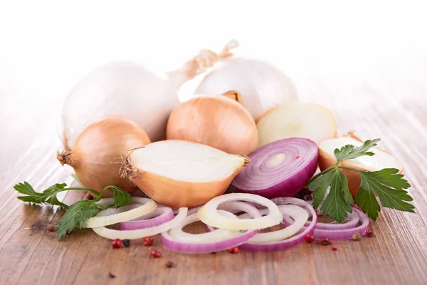 Komposition mit Knoblauch und Zwiebeln — Stockfoto