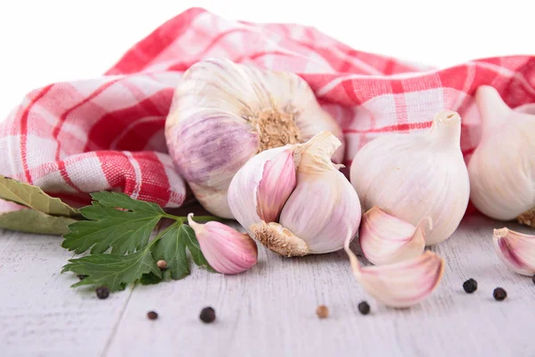 Frischer Knoblauch und Petersilie — Stockfoto