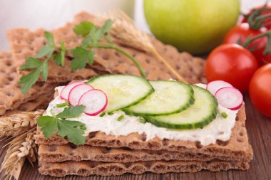 Crispbread peynir ve salatalık ile