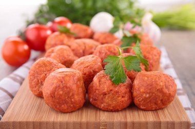 Otlar ile çiğ köfte