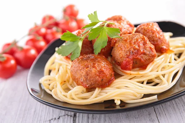 Spaghetti mit Frikadellen auf Holztisch — Stockfoto