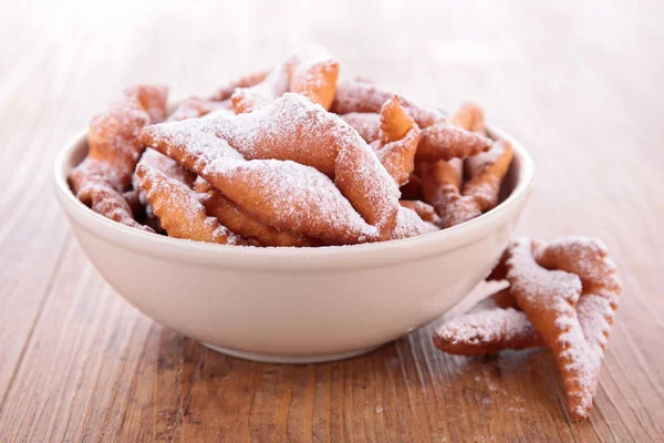 Donuts met suiker poeder bovenop — Stockfoto