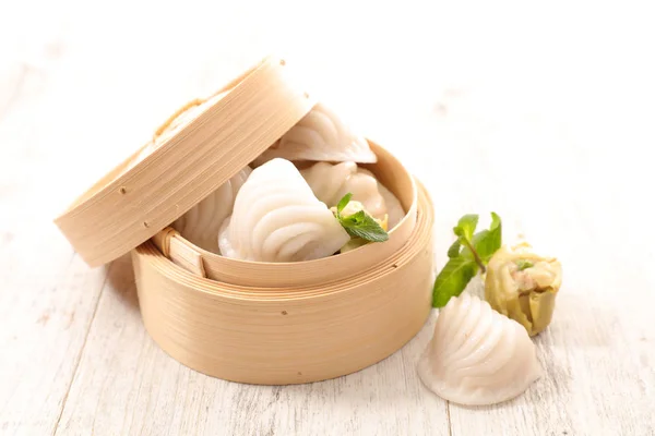 Dumplings in houten kom — Stockfoto