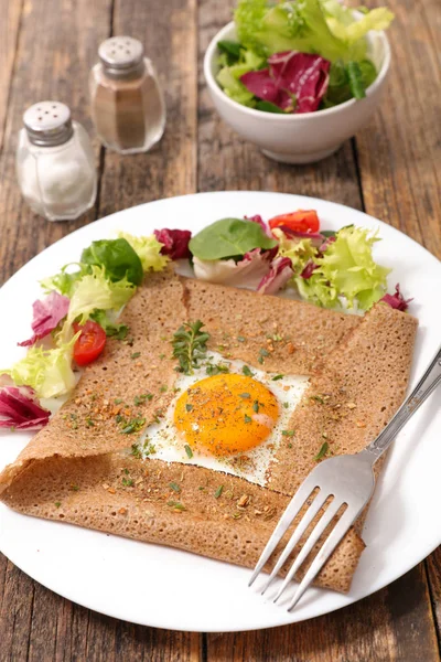 Karabuğday krep yumurta ve peynir ile — Stok fotoğraf