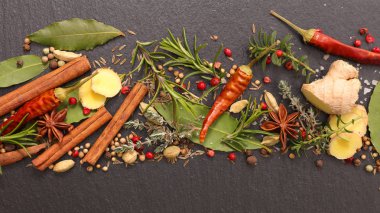 çeşitli baharat ve otlar