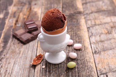 Paskalya yortusu yumurta çikolata ile dolu