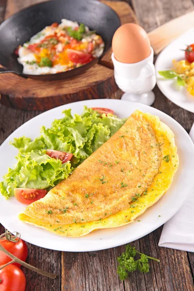 Fresh omelet with salad — Stock Photo, Image