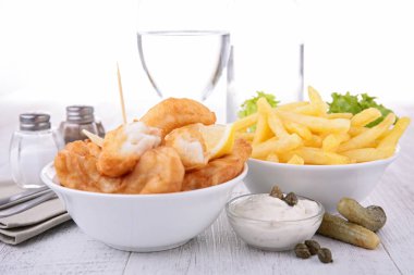 kızarmış balık ve cips