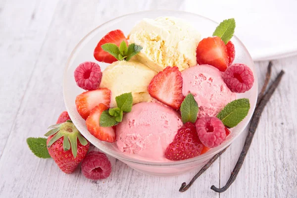 Sweet ice cream in bowl — Stock Photo, Image