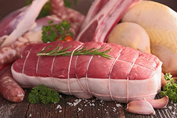 Carne crua na mesa de madeira — Fotografia de Stock