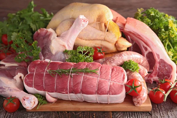 Carne crua na mesa de madeira — Fotografia de Stock