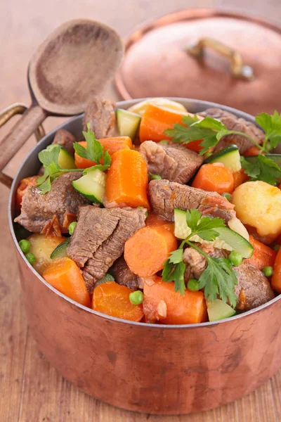 Rindfleisch mit Karotten gekocht — Stockfoto