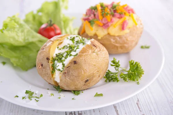 Batatas assadas em prato branco — Fotografia de Stock