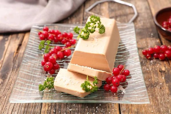 Foie gras mit roten Johannisbeeren — Stockfoto