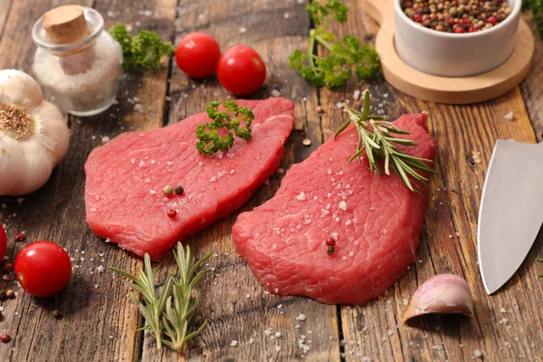 Fatias de carne crua — Fotografia de Stock