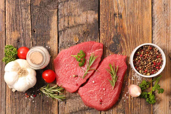 Raw beef slices — Stock Photo, Image